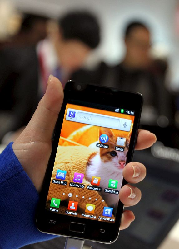 Una persona muestra el nuevo 'smartphone' de Samsung, el  'Galaxi SI'