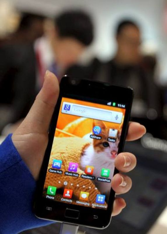 Una persona muestra el nuevo 'smartphone' de Samsung, el  'Galaxi SI'