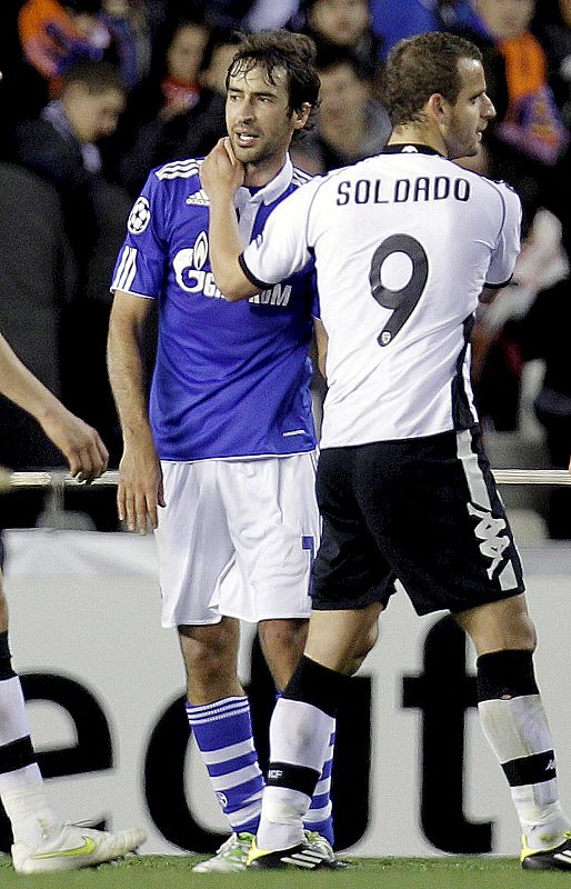Los dos goleadores del partido en Mestalla, Soldado y Raúl, se saludan al final del partido