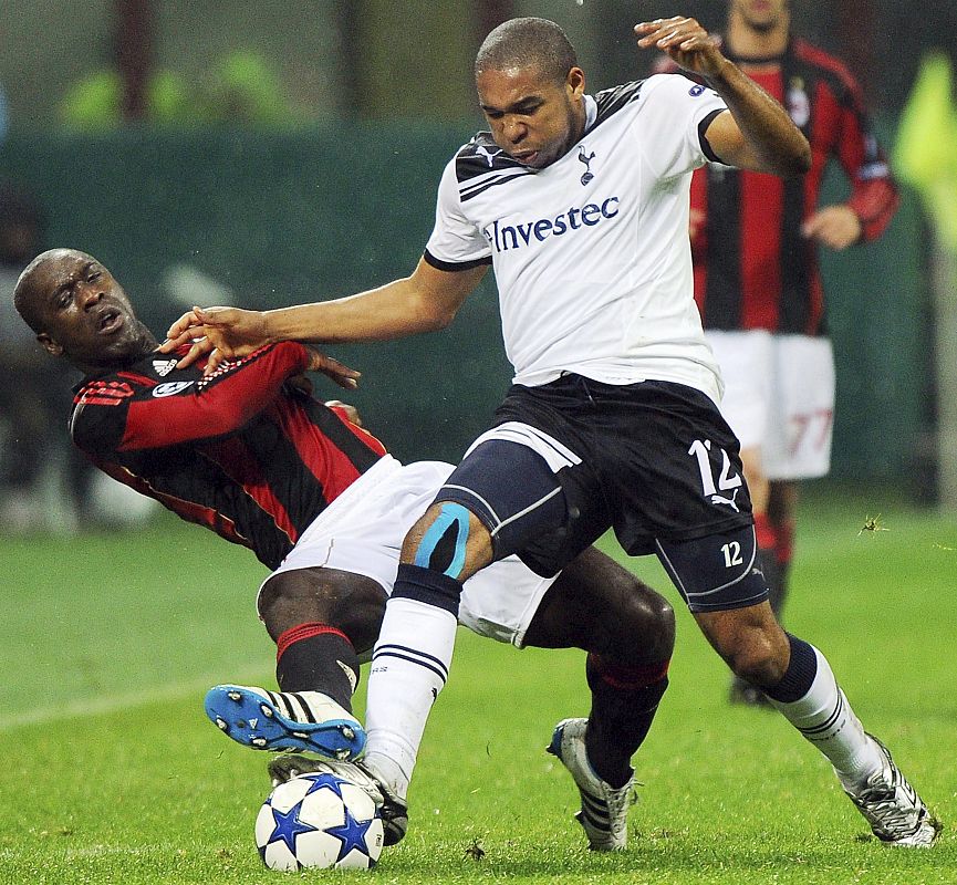 Seedorf trata de arrebatar el balón al hondureño Palacios