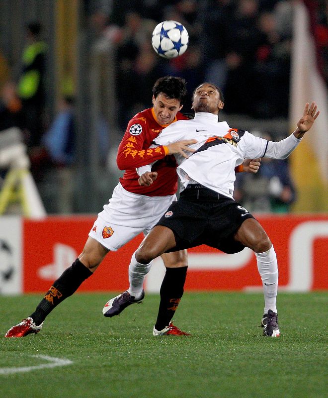 Burdisso y Burdisso luchan por un balón.