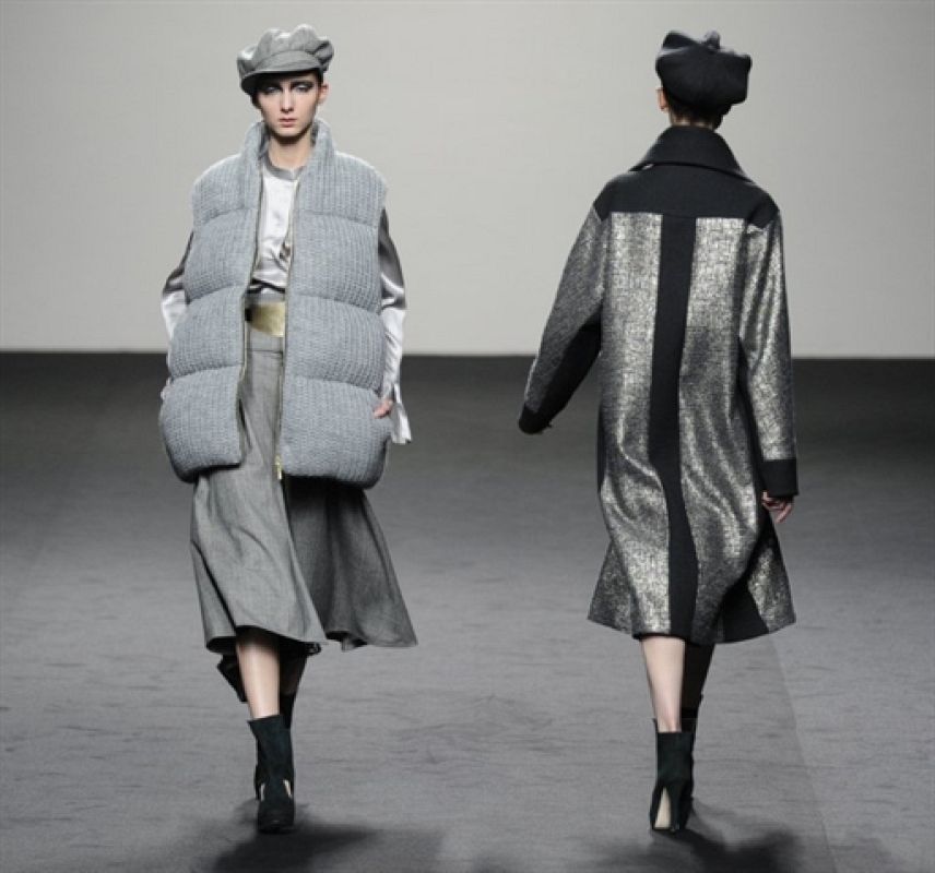 Inspiración francesa en la que destacan las gorras, el color gris y los toques dorados en cinturones.