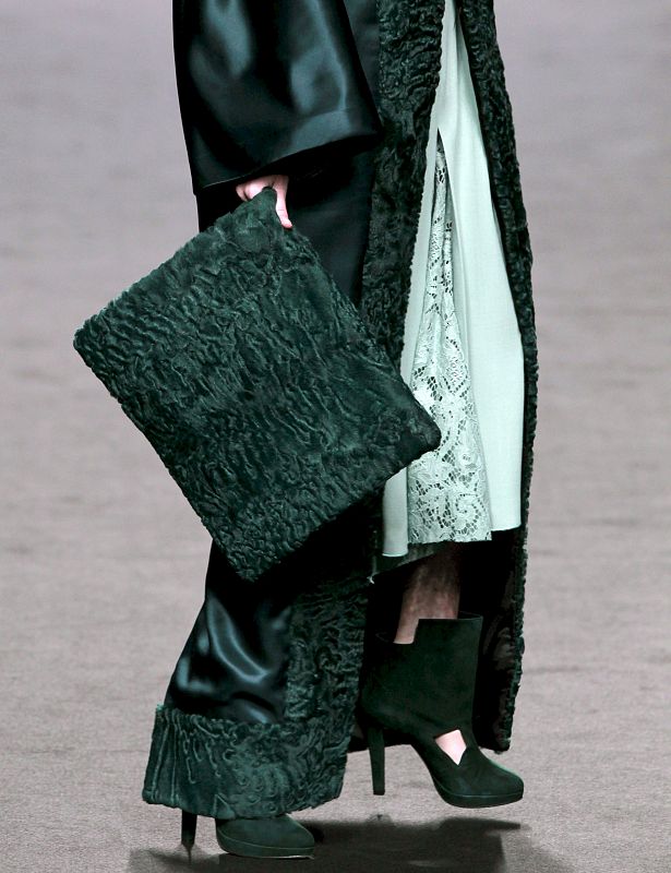 Una modelo luce un bolso en color verde botella una de las creaciones del madrileño Jesús del Pozo, que ha abierto la 53 edición de Cibeles Madrid Fashion Week.