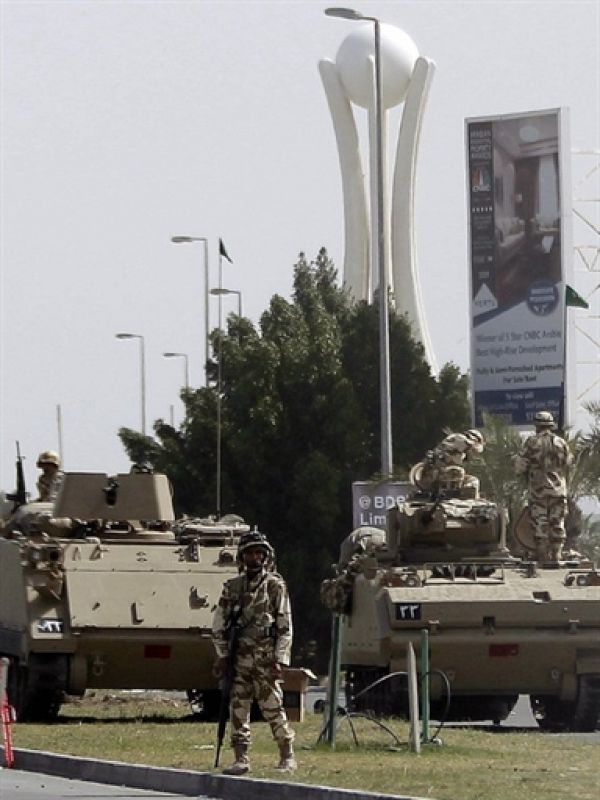 Tanques del ejército de Bahréin hacen guardia junto a la Plaza de la Perla en Manama