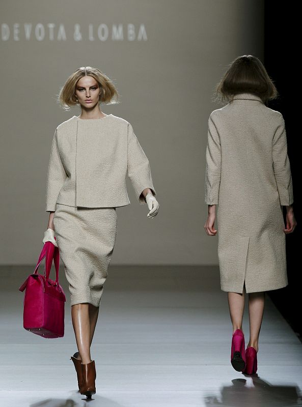 Grises plomo, verdes apagados y destellos de rosa en el desfile de Devota&Lomba