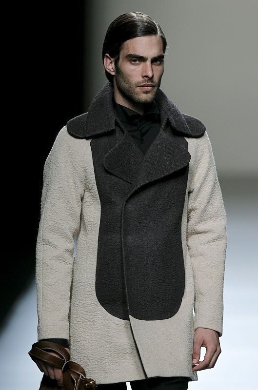 El modelo español Jon Kortajarena luce una creación de la firma Devota & Lomba durante la primera jornada de la 53 edición de Cibeles Madrid Fashion Week