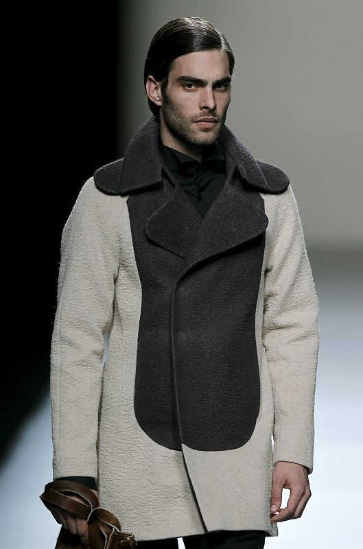 El modelo español Jon Kortajarena luce una creación de la firma Devota & Lomba durante la primera jornada de la 53 edición de Cibeles Madrid Fashion Week