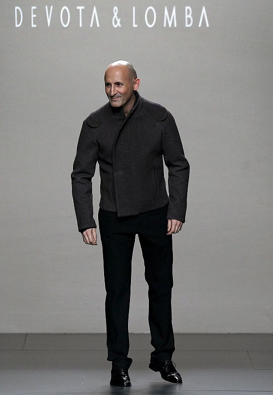 Modesto Lomba saluda al final del desfile de Devota&Lomba