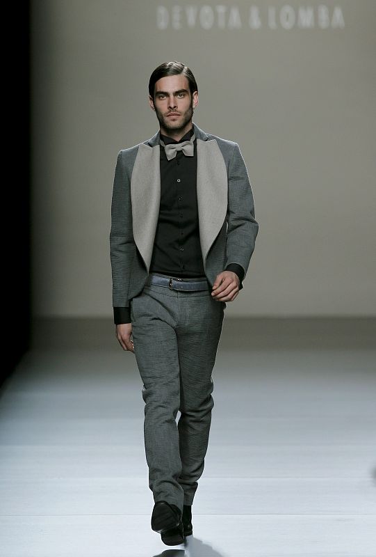 Otra aparición del modelo Jon Kortajarena, en este ocasión, luciendo pajarita gris