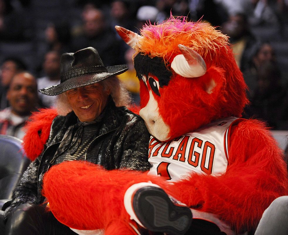 El multimillonario estadounidense Jimmy Goldstein comparte silla con la mascota de Bulls de Chicago.