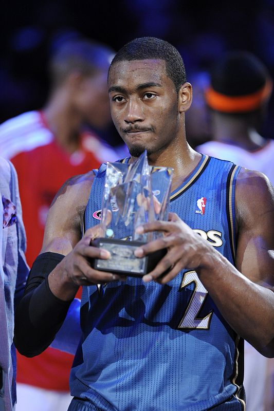 El jugador de Wizards John Wall sostiene el trofeo del Jugador Más Valioso del partido entre novatos y jugadores de segundo año.