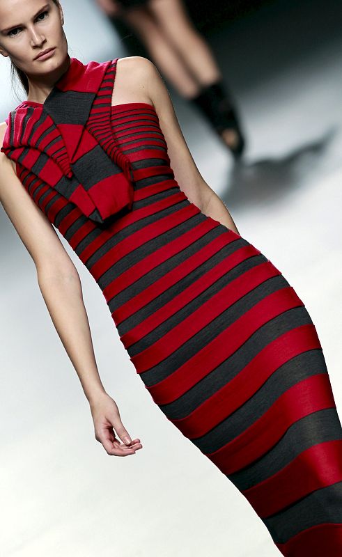 Amaya Arzuaga cierra la segunda mañana de Cibeles Madrid Fashion Week con una colección muy serena, marcada por el negro y el piedra con toques de cereza y humo.