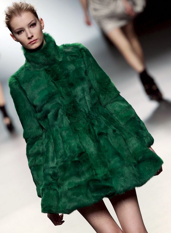 Abrigos en piel de conejo y colores atrevidos para una mujer femenina y rompedora.