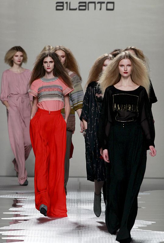 Los monos 'oversize'  en lana y los chalecos han marcado la propuesta de los modistos para el próximo invierno.