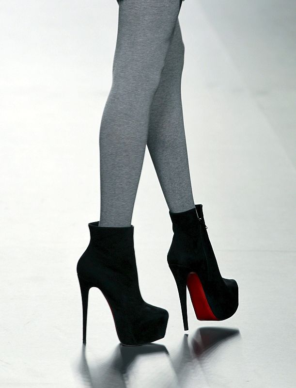 Los zapatos, abotinados y con finísimos tacones de 17 centímetros de alto, vuelven a ser de Christian Louboutin como suele ser habitual en los desfiles de David Delfín.