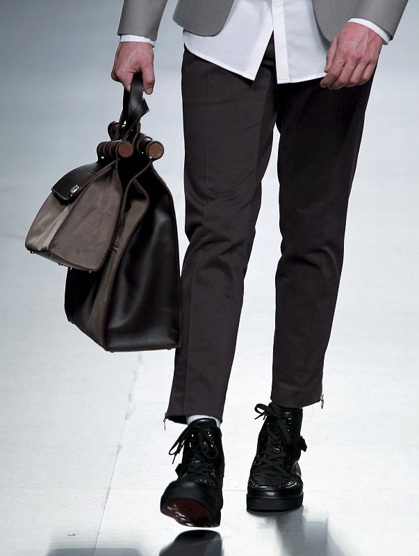 Los grises con toques que rozan lo surreal, tan característicos del diseñador, vuelven on fuerza.