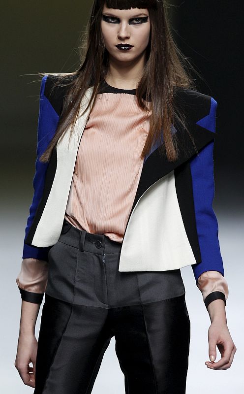 Una colección donde proliferan las hombreras componiendo siluetas impactantes y perfectamente armadas.