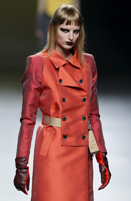 Una combinación versatil que juega con las superposiciones en lana y seda.