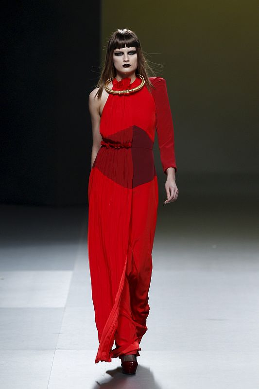 Vestidos y combinaciones plisadas para la noche es la propuesta de la diseñadora.