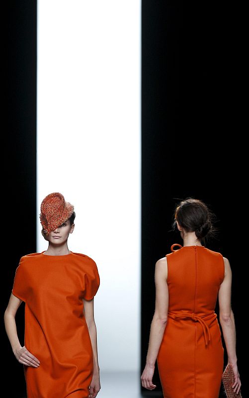 Tejidos en tweed y color naranja rompen la frialdad invernal.