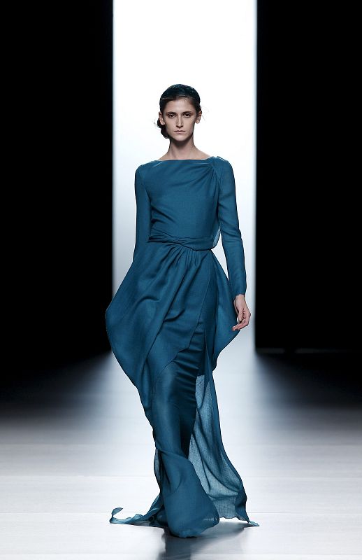 Las modelos han desfilado al ritmo de los acordes de piano y guitarra eléctrica, creando una extraña bizarra e inquietante.