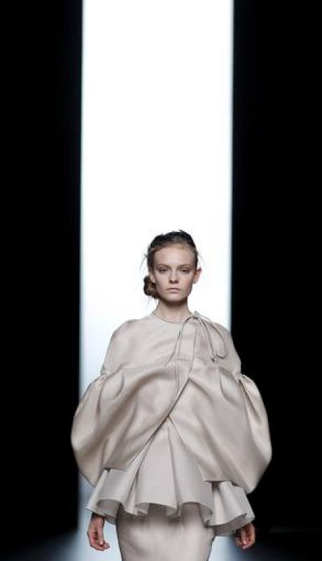 Los tocados y accesorios de Paula del Vas, acompañan a diseños donde se impone la superposición en varias piezas y los volúmenes.