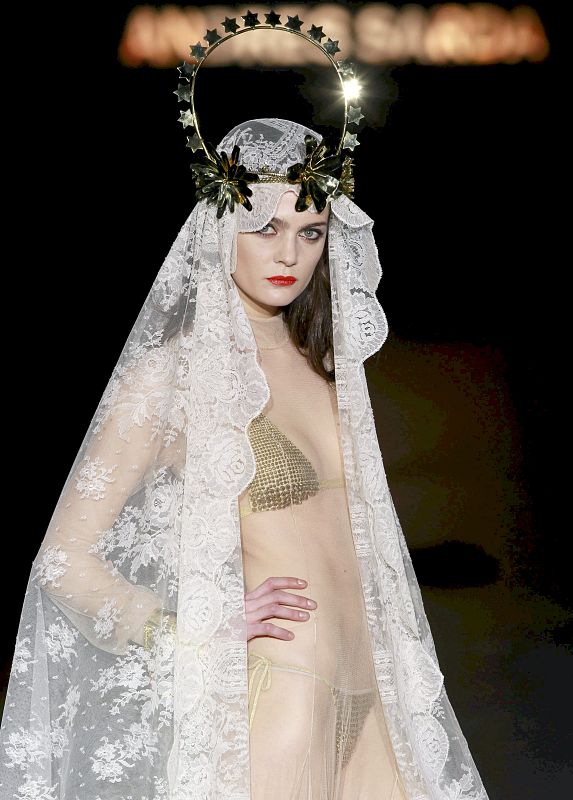 La reverencia por la muerte tan acusada en la cultura mexicana y la espiritualidad marcan esta colección, en al que destacan los ponchos y las transparencias.