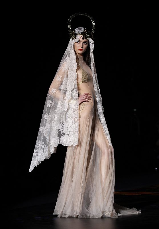 Las modelos desfilaban tocadas con muselinas, tules, organzas y tocados de crochet.