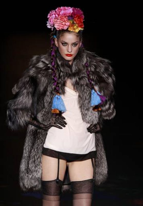 Un desfile marcado por la sensualidad representada en flores y calaveras. Las modelos cerraron al ritmo de rancheras mexicanas.