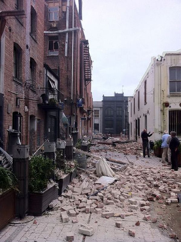 Imagen de una de las calles de Christchurch llena de cascotes