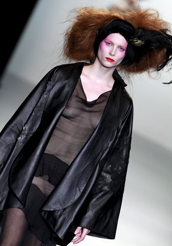 Negro, transparencias y superposiciones de terciopelo han sido algunas de las propuestas de la diseñadora valenciana.