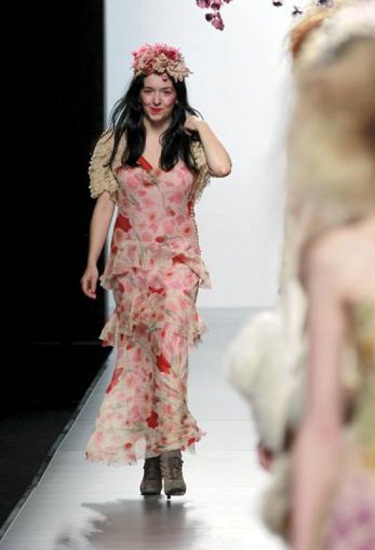 Estampados florales y tonos rosa palo para una mujer fuerte y delicada.