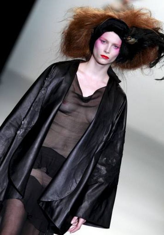 Negro, transparencias y superposiciones de terciopelo han sido algunas de las propuestas de la diseñadora valenciana.