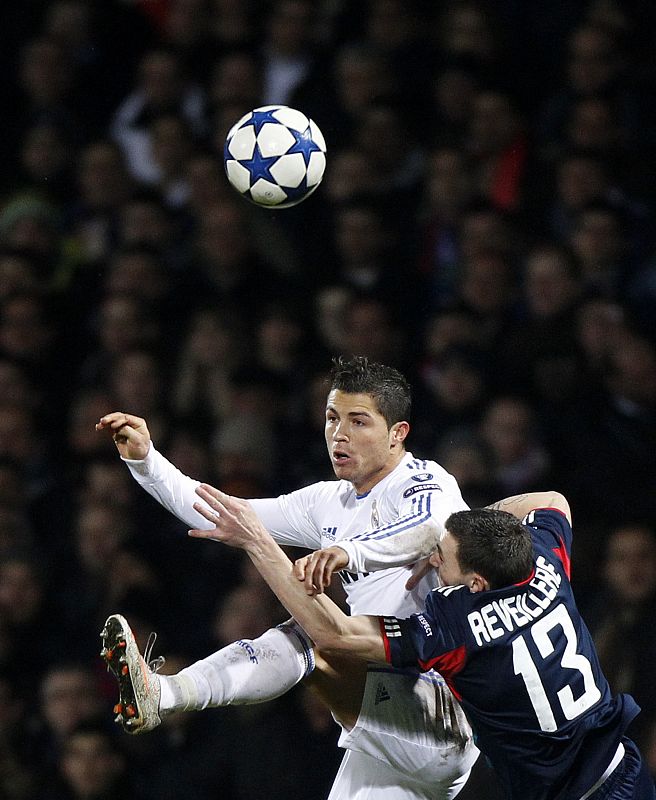 Olympique Lyon's Reveillere challenges Real Madrid's Ronaldo during their Champions League soccer match in Lyon