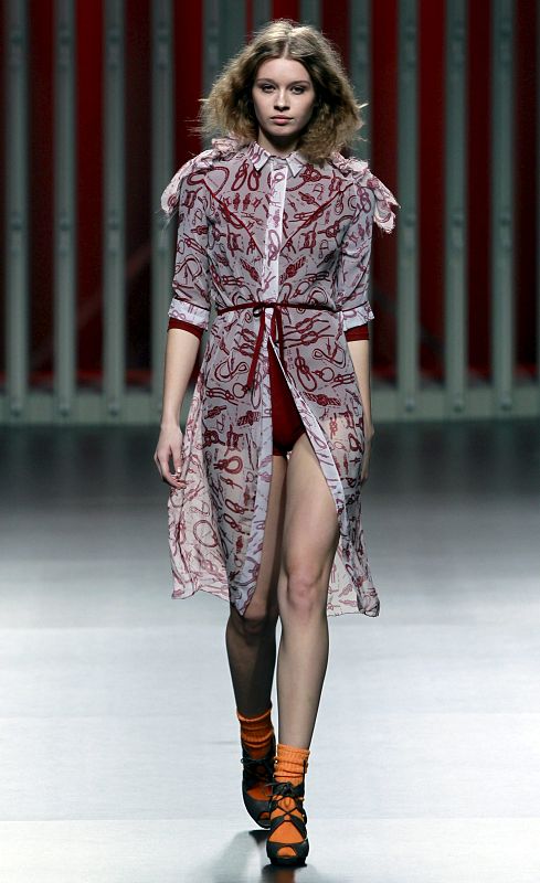 Moisés Nieto apuesta por los cuerpos tableados y el color naranja.