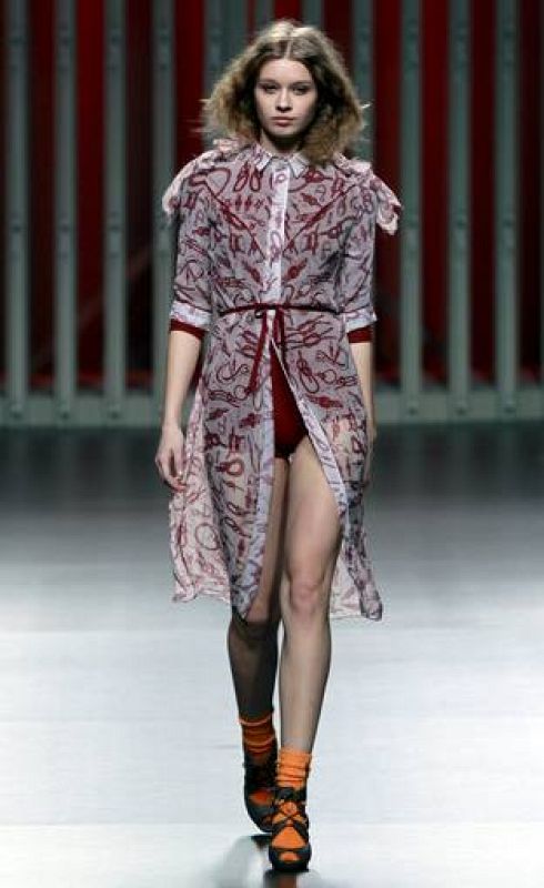 Moisés Nieto apuesta por los cuerpos tableados y el color naranja.