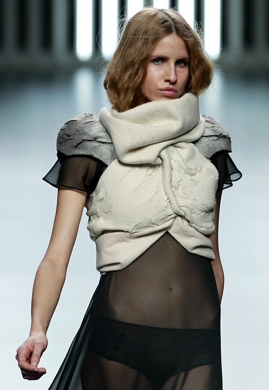 En la colección de Belén Vidal proliferan los pantalones pesqueros, las capas y los fieltros.