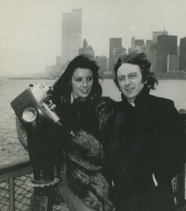 Muñoz estuvo unida sentimentalmente con el productor de cine Elías Querejeta