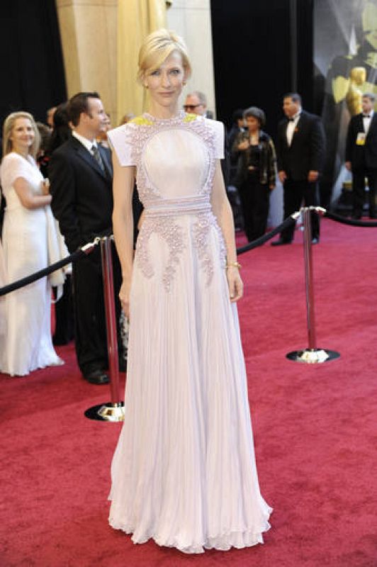  La actriz Cate Blanchett ha escogido un vestido de Givenchy en malva con bordados a juego