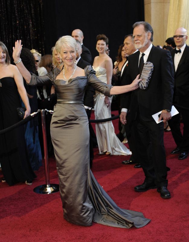 Helen Mirren ha escogido a una compatriota, la veterana diseñadora Vivienne Westwood. El vestido es de escote cuadrado con mangas