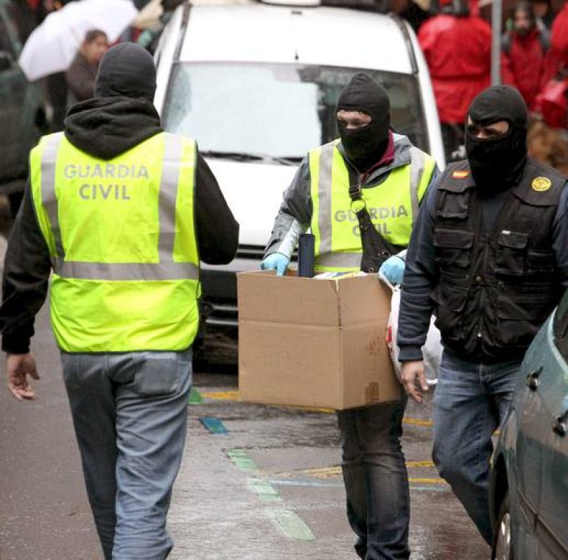 Agentes de los GAR y la policía científica registran el inmueble donde han sido detenidos cuatro presuntos miembros de ETA