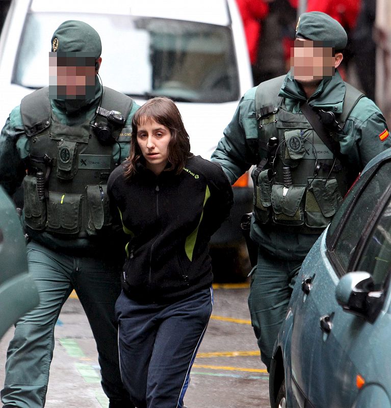 Agentes de la Guardia Civil trasladan a la presunta terrorista Beatriz Etxebarria