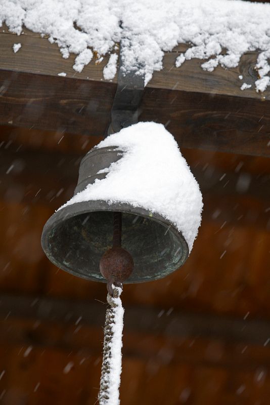 Detalle de una campana cubierta de nieve. En Madrid se esperan 20 centímetros de espesor