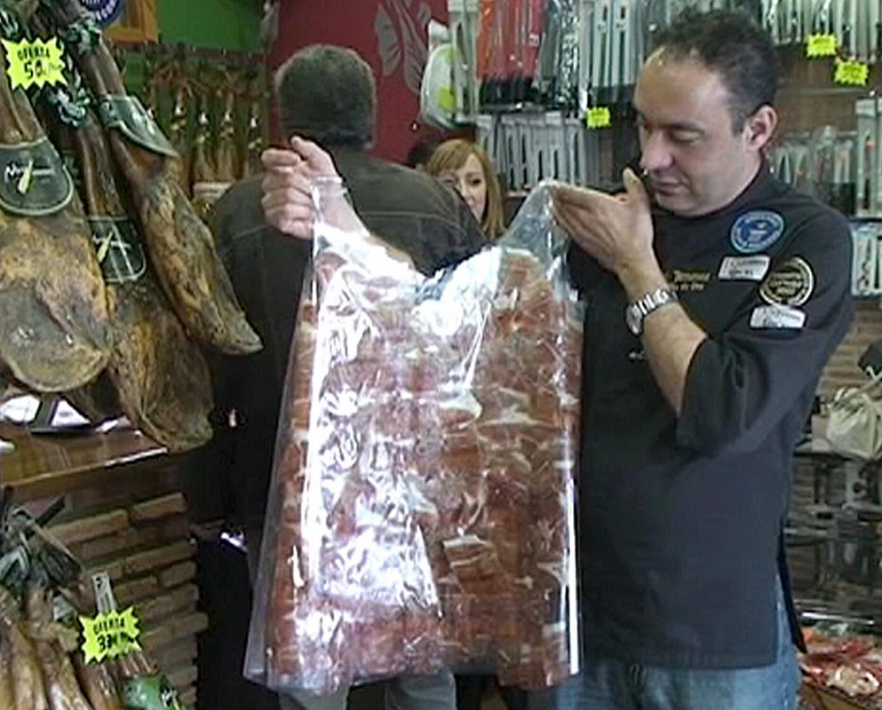 DISEÑAN UN VESTIDO "A LO LADY GAGA" DE JAMÓN IBÉRICO EXTREMEÑO