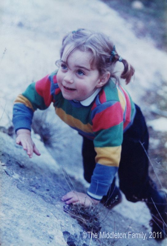 Kate, con apenas tres años y medio, trata de escalar una roca en Lake District, en el noroeste de Inglaterra.