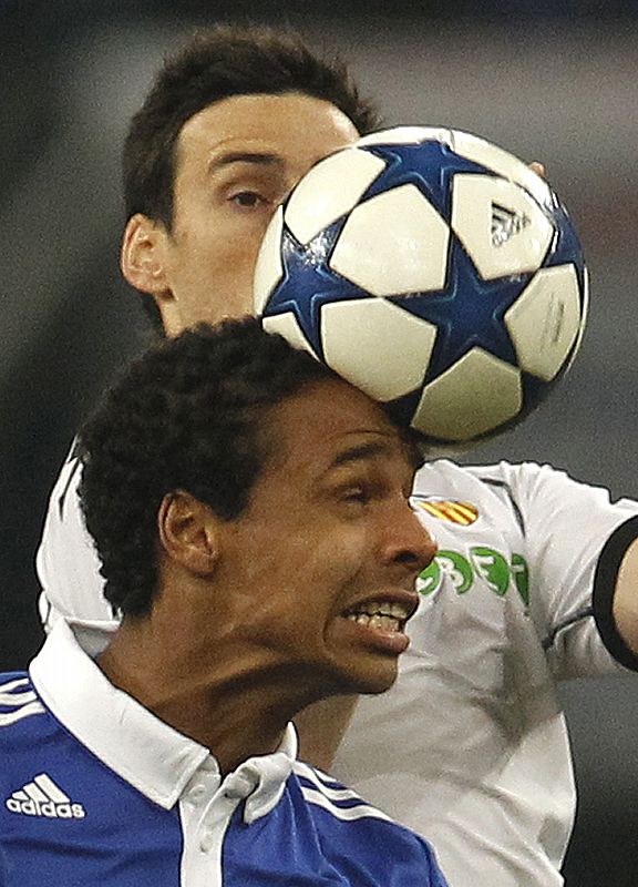 Matip despeja el balón frente a Aduriz y el esférico se abomba en la cabeza del jugador del Schalke.