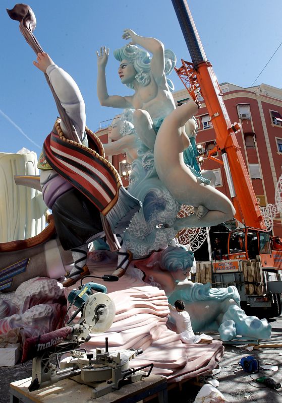 Últimos retoques de una de la fallas.