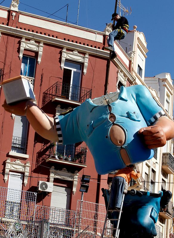 Las comisiones falleras aceleran la "plantá" de sus monumentos aprovechando el sol.