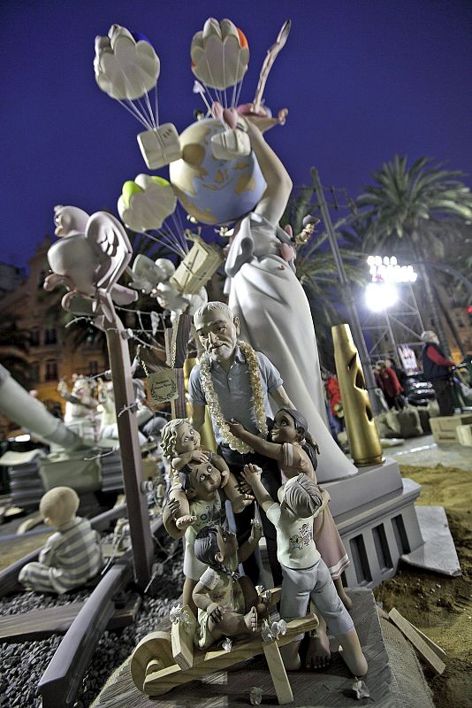 UNA FIGURA DEL COOPERANTE VICENTE FERRER ES EL NINOT INDULTAT INFANTIL 2011