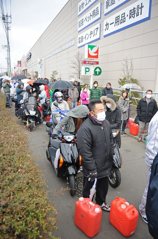 JAPONESES ESPERAN PARA RECOGER GASOLINA EN SENDAI